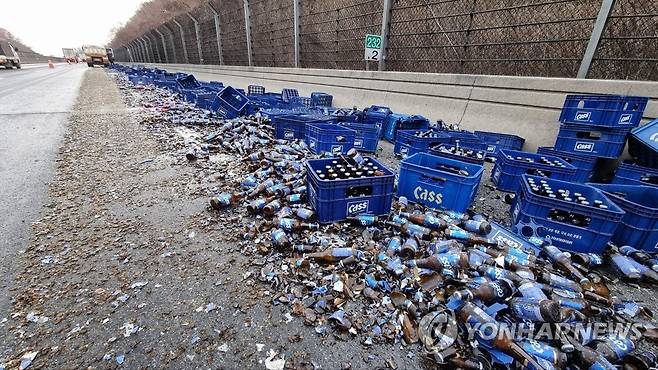 천안논산고속도로에 쏟아진 맥주병 (공주=연합뉴스) 20일 오전 4시 25분께 충남 공주 천안논산고속도로 천안방향 남공주IC 인근을 달리던 25t 윙바디 화물트럭에서 맥주 박스가 도로로 떨어지는 사고가 났다. 이 사고로 인명피해는 없었지만, 도로에 쏟아진 맥주병이 깨지면서 유리 파편이 도로로 튀어 차량 정체가 5㎞가량 이어지고 있다. 2023.2.20 [독자 송영훈 씨 제공. 재판매 및 DB 금지] swan@yna.co.kr