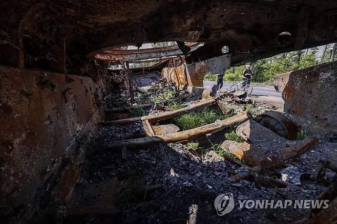 러시아군의 퇴각 뒤 남은 잔해 곳곳에 (부차[우크라이나]=연합뉴스) 황광모 기자 = 지난해 6월 우크라이나의 수도 키이우 인근 소도시 부차에서 이르핀으로 향하는 이면 도로 옆 숲속에 파괴된 러시아군의 전차와 장갑차들2022.6.10 hkmpooh@yna.co.kr