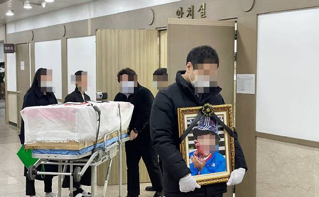 지난 11일 오후 인천 한 장례식장에서 학대로 숨진 초등학교 5학년생 A(12)군의 발인이 진행되고 있다. 공룡 인형을 두 손에 든 아이는 가로·세로 30㎝ 정도 되는 영정 액자 속에서 해맑게 웃고 있었다. (사진=연합뉴스)