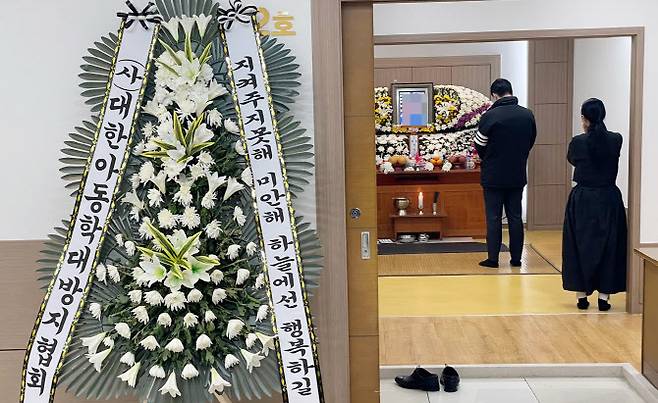 지난 11일 오후 인천 한 장례식장에서 학대로 숨진 초등학교 5학년생 A(12)군의 발인을 앞두고 친엄마가 아들과 마지막 인사를 하고 있다. (사진=연합뉴스)