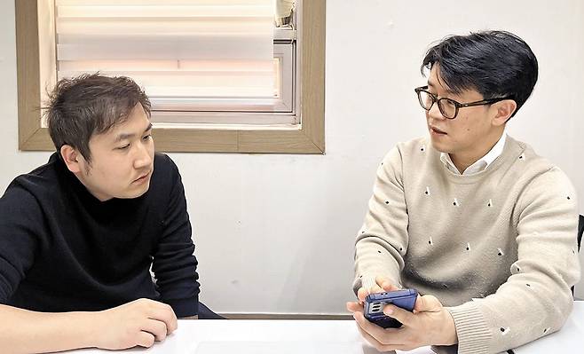 '부동산의 신' 개발을 담당한 이도플래닝 정성은 대표(오른쪽)와 김영운 개발팀장. 땅집고 앱을 다운 받아 화면 하단의 '주거환경지도'를 클릭하면 이용할 수 있다. /배민주 기자