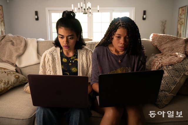 영화 ‘서치2’에서 준(오른쪽·스톰 레이드)이 친구 비나(메간 수리)와 함께 실종된 엄마의 흔적을 찾기 위해 인터넷 검색을 하고 있다.소니 픽쳐스 코리아 제공