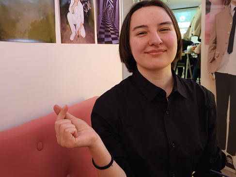 우크라이나 수도 키이우에서 18일(현지시간) 만난 헤르손 출신 애나는 "러시아군과 우크라이나군이 격전을 벌이던 헤르손에 살 땐 무기력하고 자신감이 없었는데, 지금은 많이 나아졌다"며 웃어 보였다. 키이우=신은별 기자