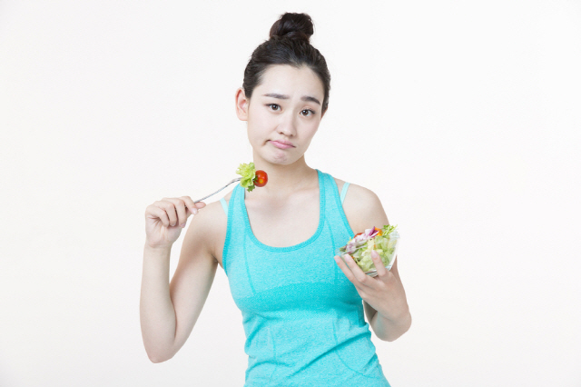 음식을 과도하게 먹지 않는 습관은 비만 예방에 도움이 되지만, 과도한 절식으로서의 ‘소식’은 몸의 면역계를 망가뜨리는 등 독이 된다./사진=클립아트코리아
