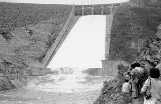 1978년 8월 강원 춘천시 신북읍에 있는 소양강댐이 담수 이후 처음으로 수문 5개를 여는 통수식을 가졌다. 중앙포토