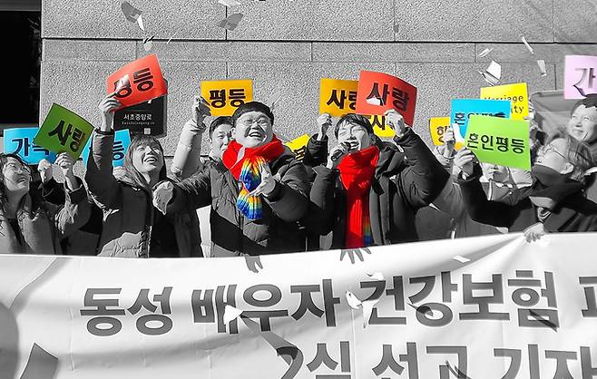 동성 커플이 배우자의 건강보험 피부양자 자격을 인정해달라며 국민건강보험공단을 상대로 행정소송을 내 2심에서 이겼다. 선고 직후 서울고법 앞에서 소성욱씨와 김용민씨가 기자회견을 하고 있다. 연합뉴스.