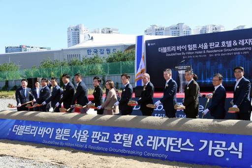 성남시는 검찰 수사와 별개로 정자동 호텔 개발사업 특혜 의혹에 대한 내부 감사를 착수했다. 사진은 호텔 기공식 당시 모습. 성남시 제공