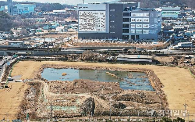 수십년째 개발에 제한을 받고 있는 경기도 기념물 ‘만년제’ 인근에 JW중외제약 물류단지가 들어서 있다. 조주현기자
