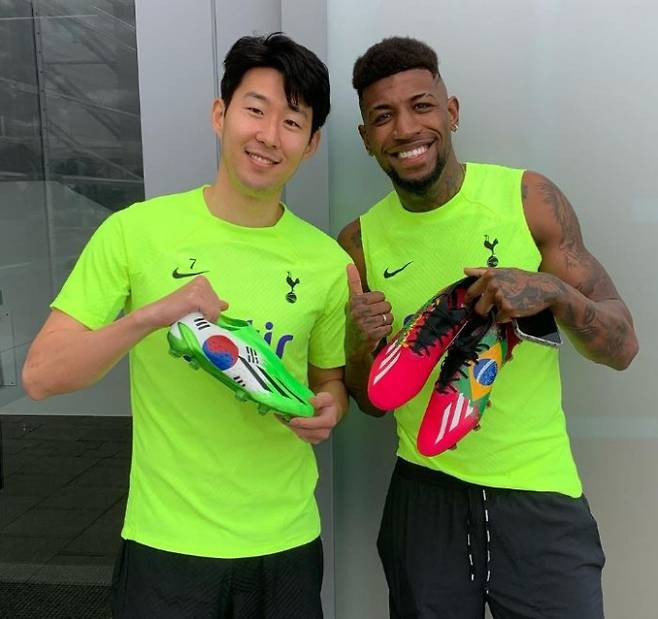 신발 전문 아티스트 조던 도슨이 잉글랜드 프로축구(EPL) 토트넘 홋스퍼 공격수 손흥민에게 특별 제작한 축구화를 선물했다. 사진은 축구화를 들고 있는 손흥민(왼쪽)과 에메르송 로얄. /사진=조던 도슨 인스타그램 캡처