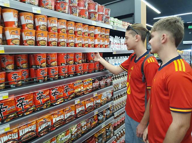 지난해 카타르월드컵 기간 중 현지 매장에 진열된 농심의 라면 제품. 해외 시장을 겨냥한 '신라면김치' 라면이 보인다. [농심 제공]