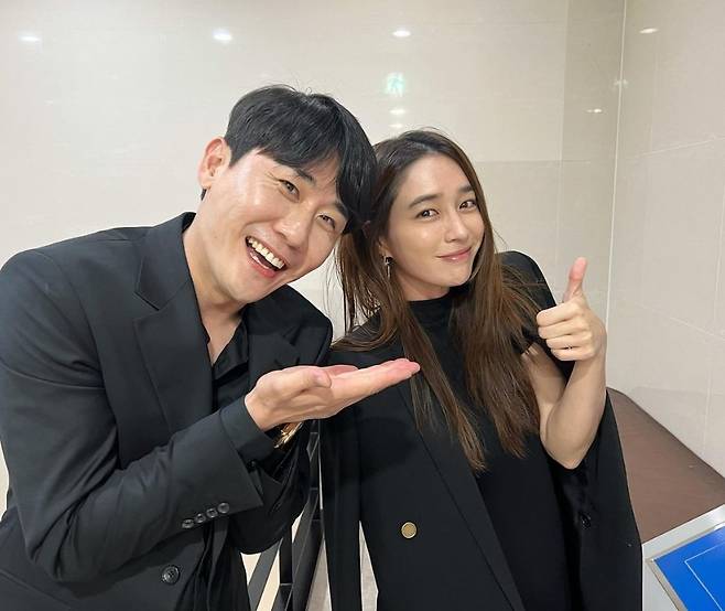 Actor Lee Min-jung shared a photo with singer Young-tak.Lee Min-jung posted a photo on his Instagram on February 21st.In the photo, Lee Min-jung and Yong-tak are shown in a friendly manner. Lee Min-jung in the photo is posing as a thumb, and Yong-tak is smiling brightly and reaching out to Lee Min-jung.In addition, Lee Min-jung added, I remember that my elders were fans and asked me to take a picture. Why did you come out there?One fan asked, Are you an actor Lee Byung-hun? Lee Min-jung responded, Are you a BH sniper? And boasted a comment fairy sense.