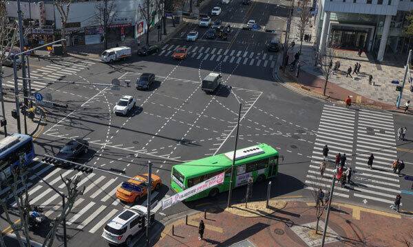 지난 2022년 7월 12일부터 도로교통법 개정에 따른 우회전 차량 일시정지가 의무화된 가운데 21일 서울 종로구 이화사거리에서 차량들이 우회전 도중 정차해 있다. 최상수 기자