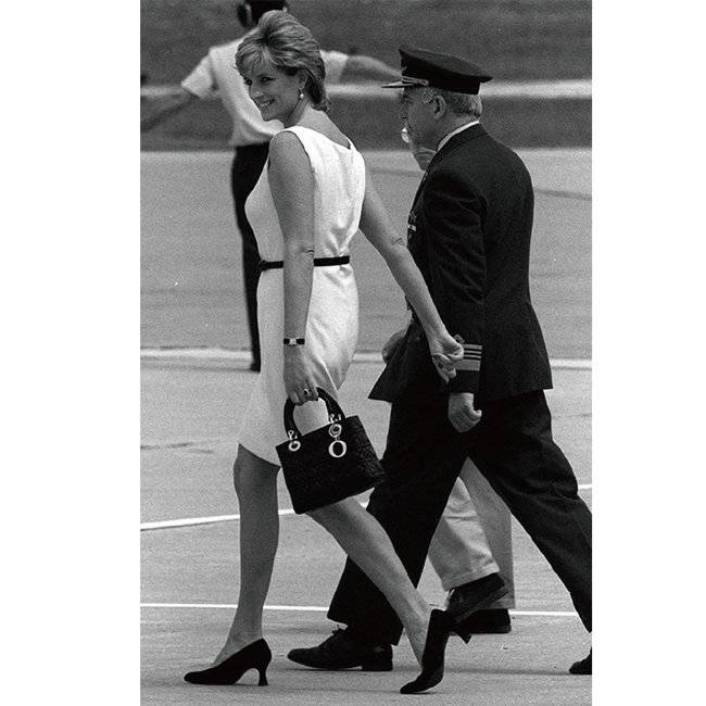 레이디 디올을 든 다이애나비. [디올]