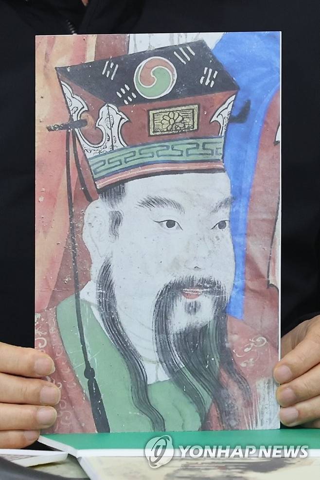 탱화에 그려진 태극기 (서울=연합뉴스) 김주성 기자 = 21일 오후 서울 종로구 한국불교역사문화기념관에서 전북 남원 선원사 명부전의 후불탱화에서 발견된 태극기 문양에 관해 설명하는 기자간담회가 열리고 있다. 사진은 탱화 속 시왕 관모에 그려진 태극기를 보여주는 자료. 2023.2.21 utzza@yna.co.kr