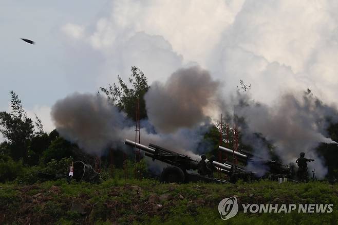 중국 침공 대비 실사격 훈련하는 대만군 (핑둥 EPA=연합뉴스) 작년 8월 대만 남부 핑둥현에서 대만군 포병들이 포격 훈련을 하고 있다. 2022.8.9 alo95@yna.co.kr