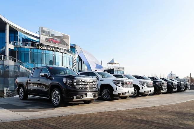 여의도 서울마리나 앞에 주차된 GMC 시에라 드날리. ⓒ한국GM