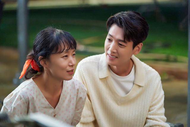 드라마 '일타 스캔들'의 주인공 남행선 역을 맡은 배우 전도연과 최치열 역의 배우 정경호. 한국일보 자료사진
