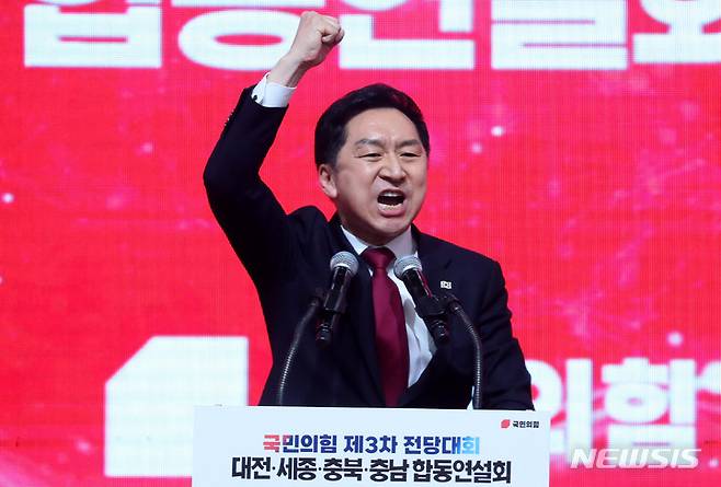 [대전=뉴시스] 추상철 기자 = 김기현 당대표 후보가 지난 21일 오후 대전 동구 대전대학교에서 열린 '힘내라 대한민국! 국민의힘 제3차 전당대회 대전·세종·충북·충남 합동연설회'에서 정견발표를 하고 있다. 2023.02.21. scchoo@newsis.com