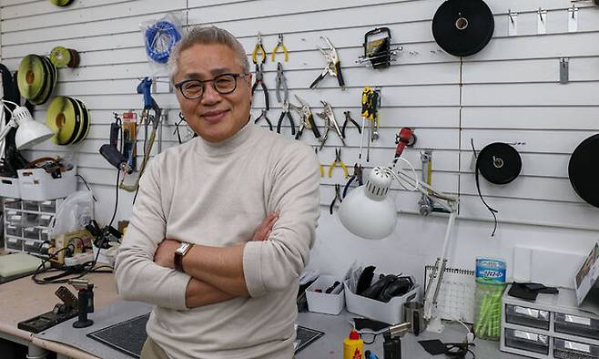 이철 워크앤런 대표가 작업실에서 인터뷰 도중 환하게 웃고 있다. 최상수 기자