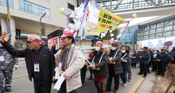 “직불제 지급하라!” 상여 메고 행진하는 양봉 농가 - 사단법인양봉관리사협회 관계자들이 15일 오후 세종시 정부세종청사 농림축산식품부 앞에서 꿀벌 증발 국가재난 인정과 직불제 지급 등을 촉구하는 집회를 열고 행진하고 있다. 2023.2.15 연합뉴스