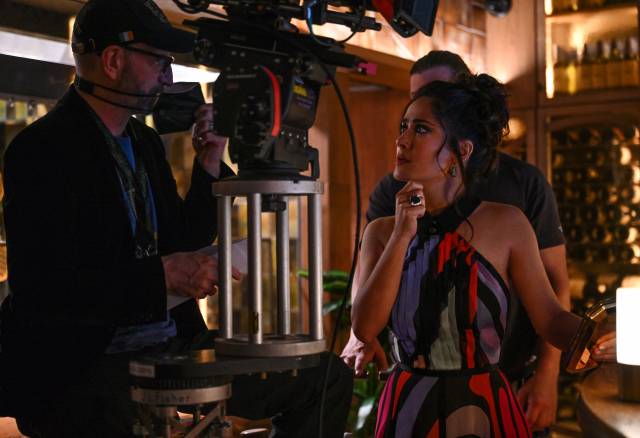 스티븐 소더버그 감독(왼쪽)이 영화 ‘매직 마이크: 라스트 댄스’의 촬영장에서 맥산드라를 연기한 셀마 헤이엑 피놀트와 대화를 나누고 있다./사진제공=Warner Bros.