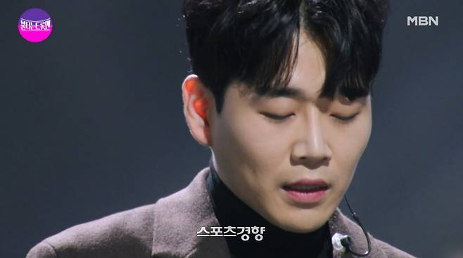 가수 황영웅으로부터 폭행 피해를 당했다고 주장하는 이가 나타나 그를 둘러싼 과거 논란이 이어질 전망이다. MBN 방송화면