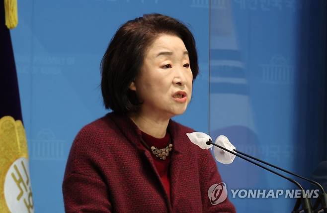 론스타 판결문 번역 보고 기자회견하는 심상정 의원 (서울=연합뉴스) 하사헌 기자 = 정의당 심상정 의원이 22일 오전 서울 여의도 국회 소통관에서 론스타 판결문 번역 보고 기자회견을 하고 있다. 2023.2.22 toadboy@yna.co.kr