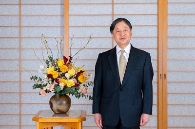 23일 일본 나루히토 일왕이 63번째 생일 기념 사진을 찍고 있다. (일본 궁내청 제공)