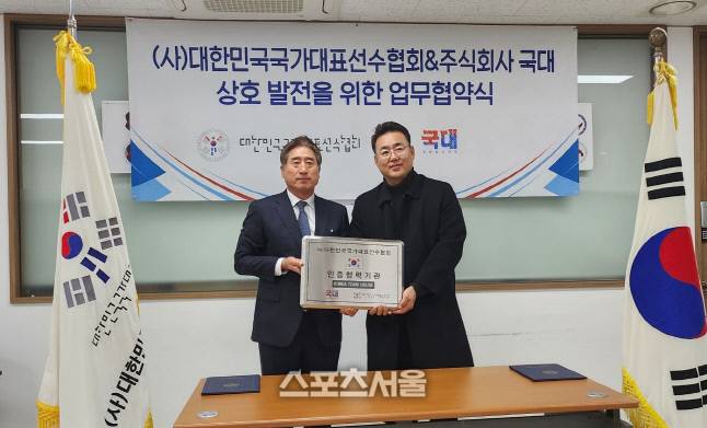 박노준 대한민국국가대표선수협회 회장(왼쪽)이 23일 ㈜국대와 상호발전을 위한 업무협약식을 마친 뒤 김원석 국대 회장에게 국가대표선수협회 인증 협력기관 인증패를 전달하고 있다.