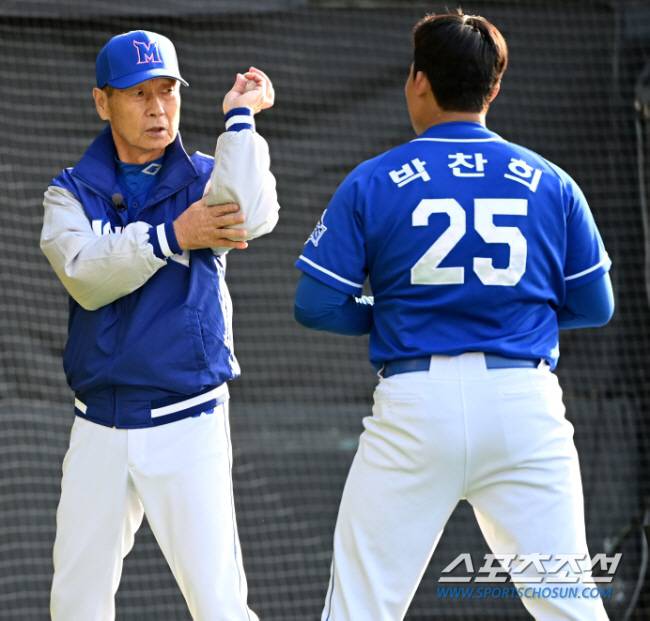 두산 베어스와 '최강야구' 최강 몬스터즈의 경기가 20일 잠실야구장에서 열린다. 경기 전 최강 몬스터즈 김성근 감독이 훈련을 지도하고 있다. 잠실=허상욱 기자wook@sportschosun.com/2022.11.20/