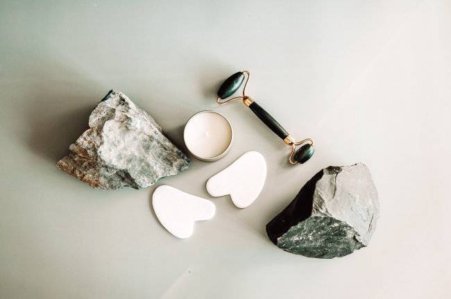 넥 크림과 페이셜 오일을 섞어 목에 듬뿍 발라준 뒤 페이스 롤러나 괄사를 이용해 골고루 마사지하면 독소와 노폐물을 배출해 도움이 된다.