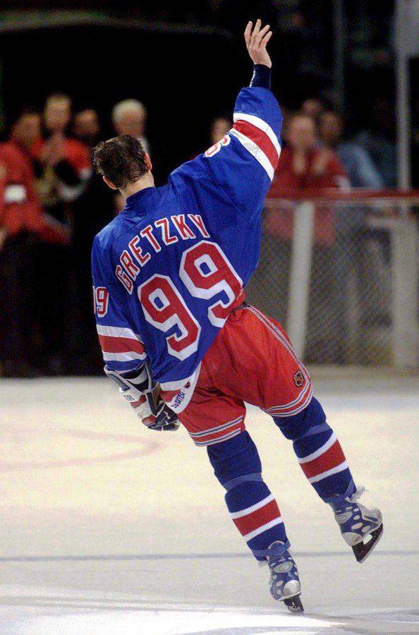 웨인 그레츠키의 등번호 99번은 NHL 전체 영구결번이 됐다. / 트위터