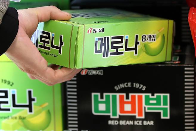서울의 한 대형마트에 빙그레 메로나, 비비빅 등이 진열되어 있다. /뉴스1