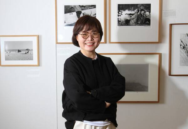최연하 큐레이터가 22일 컬렉션전 ‘사진이 걸린 방’이 열리고 있는 류가헌에서 작품 구입에 얽힌 인연을 소개하고 있다. 곽윤섭 선임기자