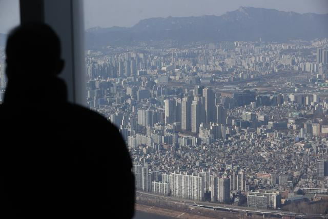 19일 서울 롯데월드타워 전망대 서울스카이에서 바라본 아파트 단지.