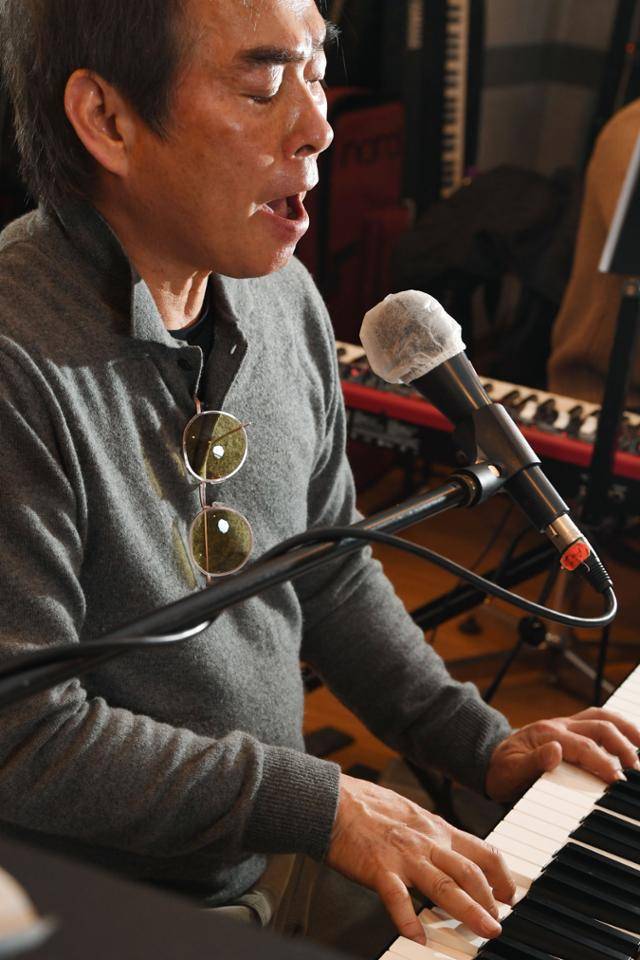 21일 서울 강남구 백암아트홀 연습실에서 빛과 소금의 박성식이 28일 열리는 단독 콘서트에서 선보일 곡을 직접 노래하며 연주하고 있다. 김영원 인턴기자