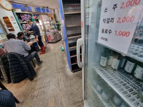 광주광역시 말바우시장 내 식당 가격표에 소줏값이 2000원으로 표기돼 있다. 황희규 기자