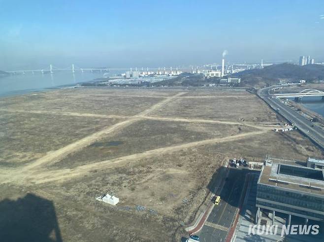 로봇타워 22층에서 내려다본 인천로봇랜드 사업부지. 하단 오른쪽 건물이 로봇 R&D 센터다. 송금종 기자&nbsp;