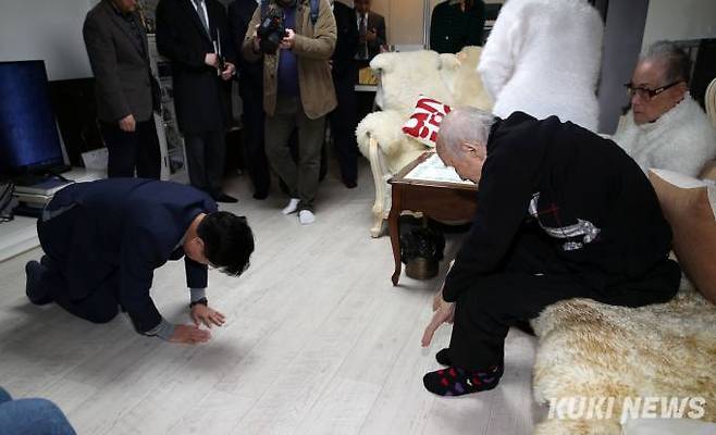 김태흠 충남지사가 23일 금산출신 애국지사 이일남 옹을 찾아 독립을 위한 헌신에 감사와 존경을 표하며 절을 올리고 있다. 충남도 제공