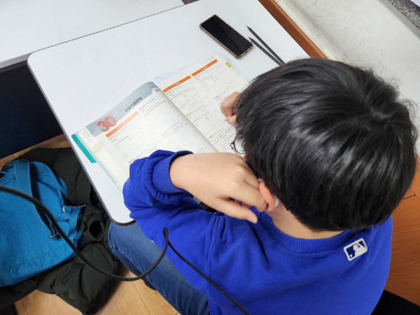 서울 강남구 대치동 한 수학학원에서 지난 21일 한 초등학생이 수능기출문제를 풀고 있다. 김용현 기자