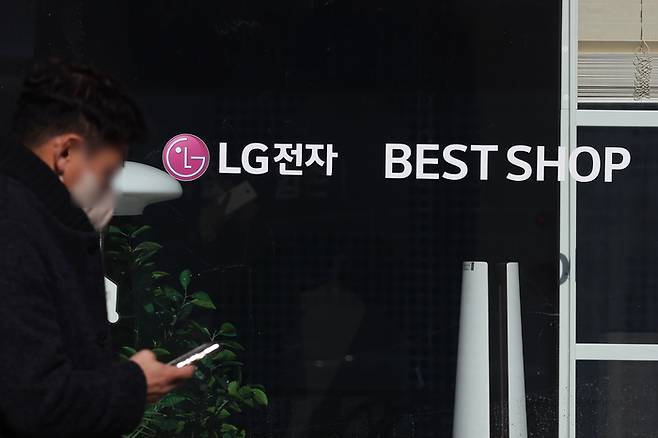 IBK투자증권은 23일 LG전자에 대해 비용 개선 효과에 1분기 실적이 기존 전망치보다 크게 개선될 것이라며 목표주가를 12만원에서 15만5000원으로 상향 조정했다. [출처 : 연합뉴스]