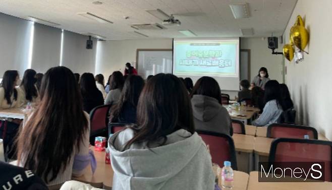 새내기들은 새터의 학과별 시간에서 교수·선배들에게 다양한 전공 정보를 얻었다. 사진은 서울여자대학교 중어중문학과 새터 과별 시간. /사진=염윤경 기자