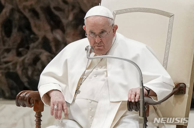 [바티칸=AP/뉴시스]프란치스코 교황이 22일 바티칸 바오로 6세 교황 홀에서 일반 알현 연설을 하고 있다. 프란치스코 교황이 심한 감기 때문에 23일로 예정됐던 알현 하나를 취소하고 연설도 생략했다고 바티칸이 23일 밝혔다. 2023.2.23