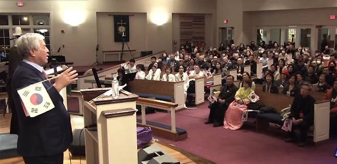 전광훈 목사(왼쪽)가 애난데일 집회에서 연설중이다. 유튜브 캡처