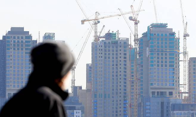 지난 21일 서울의 한 아파트 단지 건설현장에서 공사가 진행되고 있다. 뉴스1