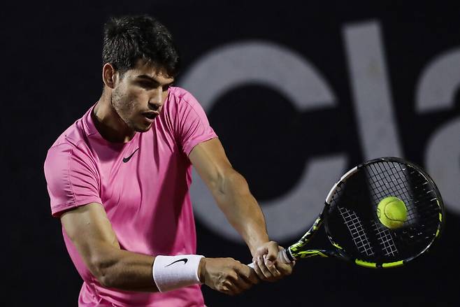 ▲ 2023년 ATP 투어 리우오픈에서 경기를 펼치는 카를로스 알카라스 ⓒ연합뉴스/AP