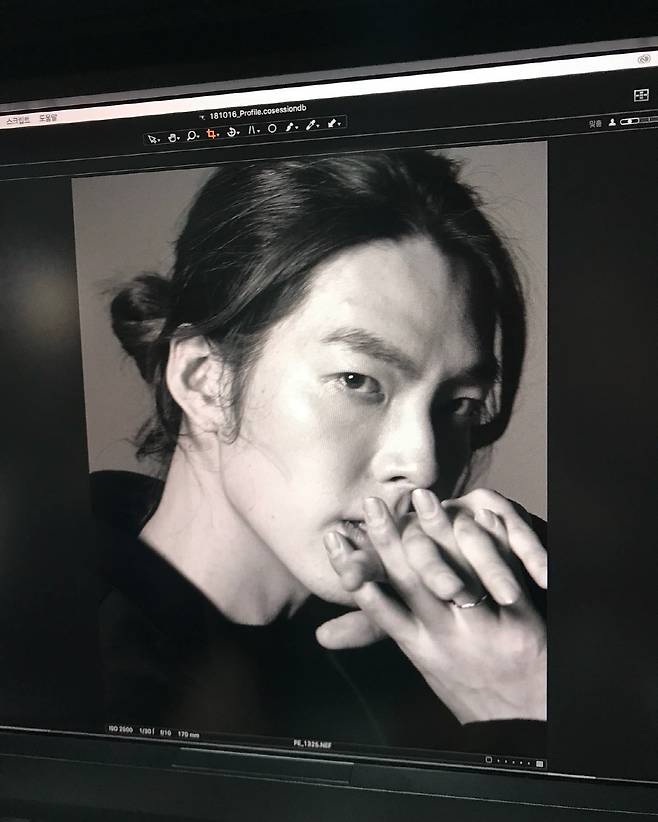 Actor Kim Woo-bin showed off his long-haired look.Kim Woo-bin recalled memories by unveiling a picture taken on the 24th.In the photo, Kim Woo-bin showed off his long-haired visuals. Kim Woo-bin stares at the camera with sharp eyes and feels intense charisma.Kim Woo-bin also exudes admiration by stylishly digesting the bundled hair.The pictorial is said to have been recorded before Kim Woo-bin cut his long hair during the gap period after being confirmed for nasopharyngeal cancer in 2017.In particular, Kim Woo-bin was reported to have planned a direct picture to show fans what they did not see as a gift.Meanwhile, Kim Woo-bin has been in a public relationship with actor Shin Min-a for eight years. Kim Woo-bin is about to release Netflix original series Courier.