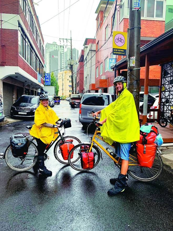 무료 숙박 플랫폼을 통해 서울 성수동 ‘볼트하우스’에 머물며 호스트와 등산과 자전거 라이딩을 즐긴 독일 출신 자전거 여행자 레나(왼쪽)와 조지. 조서형 칼럼니스트 제공