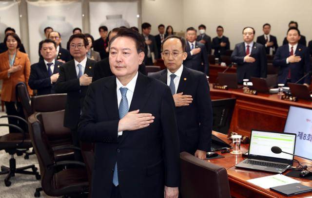 윤석열 대통령이 21일 오전 서울 용산 대통령실 국무회의실에서 열린 제8회 국무회의에서 국민의례를 하고 있다. 서재훈 기자