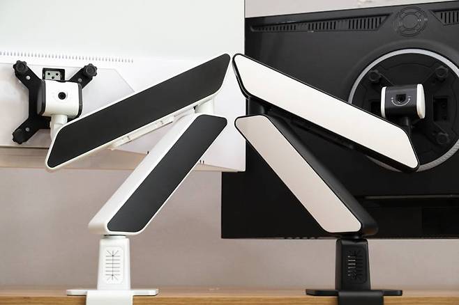 색상은 흰색 모니터가 장착된 암이 화이트, 검은색 모니터가 장착된 암이 블랙이다. 두 제품 모두 금속부의 색상이 제품의 색상이다. 출처=IT동아